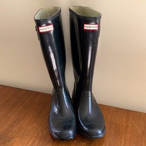 Hunter Huntress Gloss black rain boots. WIDE CALF